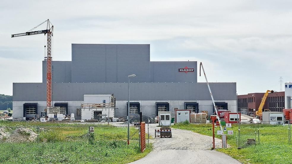 In drei Bauabschnitten entstehen auf dem Betriebsgelände der Wildeboer Bauteile GmbH am Marker Weg in Weener ein neues Lager- und Logistikzentrum, weitere Produktionsflächen und zusätzlicher Platz für Montagearbeiten. Geschäftsführer Jürgen Wildeboer geht von einer Inbetriebnahme im Herbst 2023 aus.  © Foto: Szyska