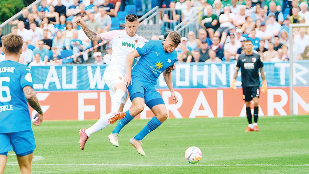 Jeffrey Gouweleeuw vom FC Augsburg schenkte dem Jemgumer im Lohner Trikot, Marek Janssen (rechts), kein Stück.  © Foto: BW Lohne