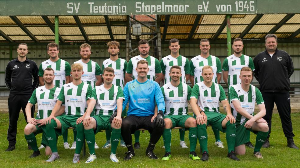 Die 1. Herren des SV Teutonia Stapelmoor in der Saison 22/23. Obere Reihe von links: Co-Trainer Dennis Wessels, Steffen Post, Patrick Hinderks, Jannek Hinderks, Ole Hoppen, Freerk Röskens, Tammo Schmidt, Nico Bollendonk und Trainer Jens Hinderks. Untere Reihe von links: Thomas Klinkenborg, Lukas Yzer, Markus Müller, Steffen Müller, Matthias Dreese, Marco Leuschner und Derk Immenga. Es fehlen: Betreuer Thorsten Rieks, Adson Kleber de Oliveira Menezes, Alisson Jorge de Oliveira Menezes, Fabian Meijer, Kevin Kessens, Jannes Olthoff, Benjamin Olthoff und Derk Göwert. © Bruins