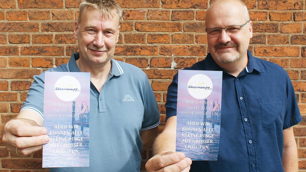 Mit den frisch gedruckten Flyern möchte der Verein »Steernsnupp« um Ernst Berends (links) aus Weener und Heiner Kruse aus Bunde auf sein ehrenamtliches Angebot aufmerksam machen.  © Foto: Busemann
