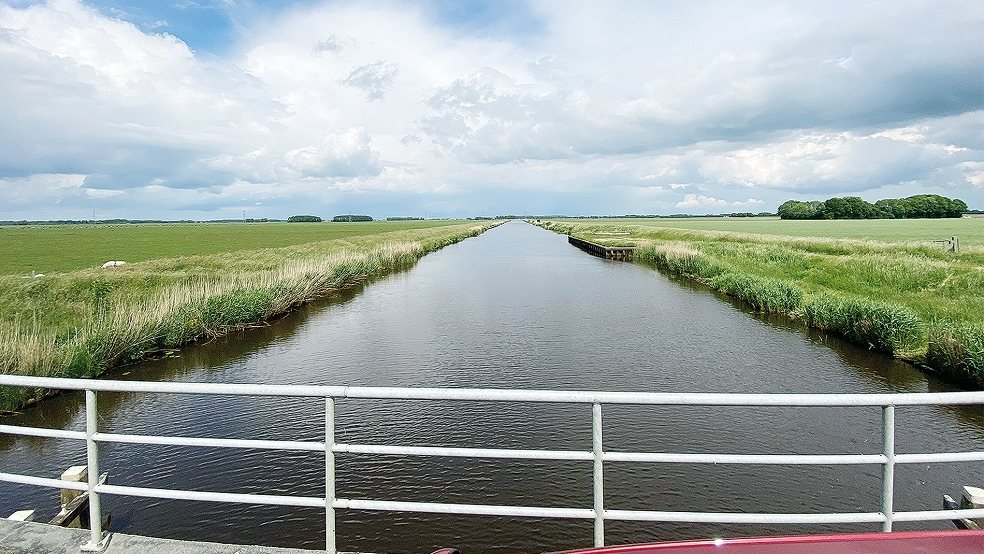 Die Westerwoldsche Aa zwischen Bellingwolde und Bad Nieuweschans gehört zum Gebiet der »Waterschap Hunze en Aa’s« und zeigt, dass es derzeit im Gegensatz zu anderen Landesteilen der Niederlande in der Provinz Groningen keinen Wassermangel gibt.  © Foto: Kuper