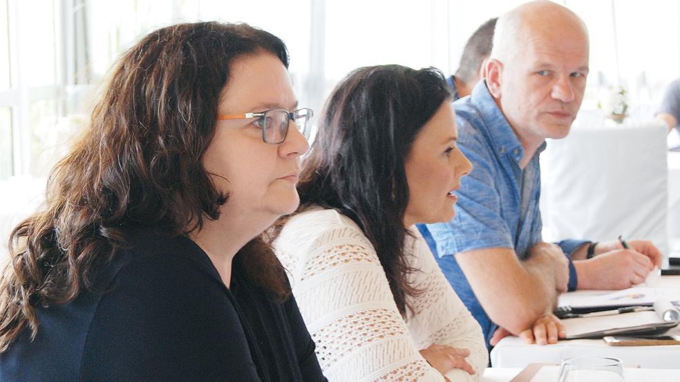 Die Bundespolitik vertraten gestern in Halte die Abgeordneten Anja Troff-Schaffarzyk (SPD, im Vordergrund), dahinter Gitta Connemann (CDU) und Micha Halfwassen als Vertreter des Grünen-Abgeordneten Julian Pahlke.  © Foto: Hoegen