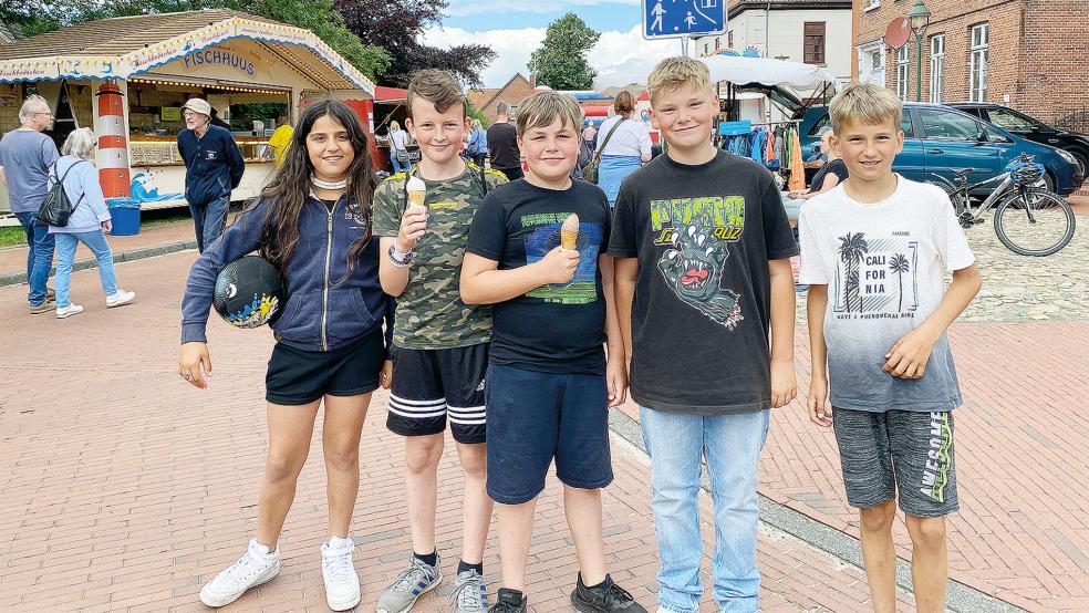 »Ohne Karussell oder Autoscooter ist der Müggenmarkt irgendwie langweilig«, urteilten (von links) Asmaa, Louis, Dieke, Ralf und Patrice aus Jemgum.  © Foto: Kuper