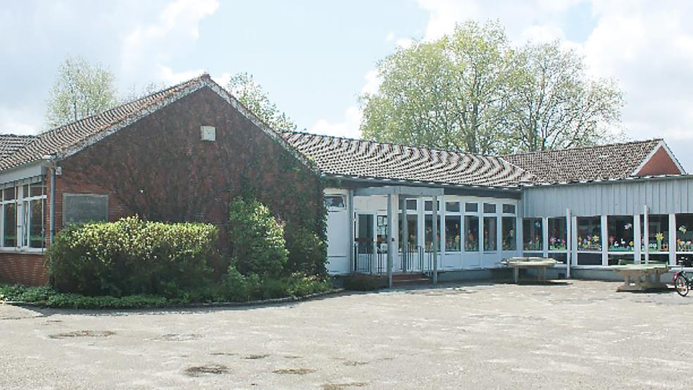 An diesen Teil der Grundschule Holthusen soll eine Mensa angebaut werden. Außerdem soll der Hauptflur, der zum Teil rechts im Bild zu sehen ist, saniert werden.  © Foto: Berents/Archiv