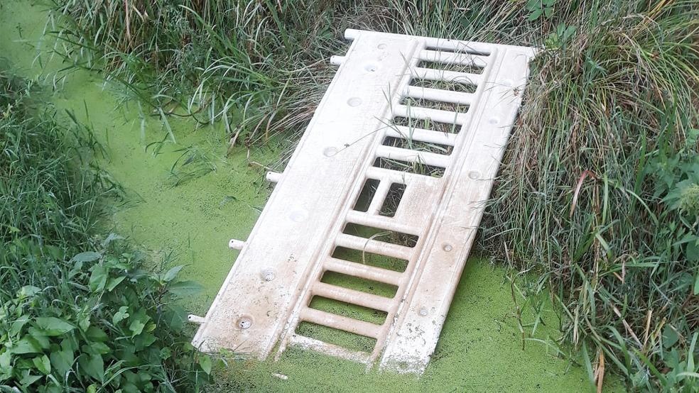 Unter anderem wurde eine der Absperrbaken im Stapelmoorer Park in den Graben geworfen.  © Foto: Privat