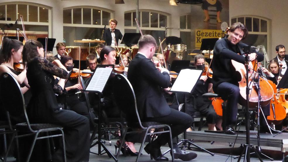 Vertieft im Spiel: Meister-Cellist Valentin Radutiu bei seinem Auftritt mit der »jungen norddeutschen philharmonie« in Bunderhee.  © Foto: Hanken