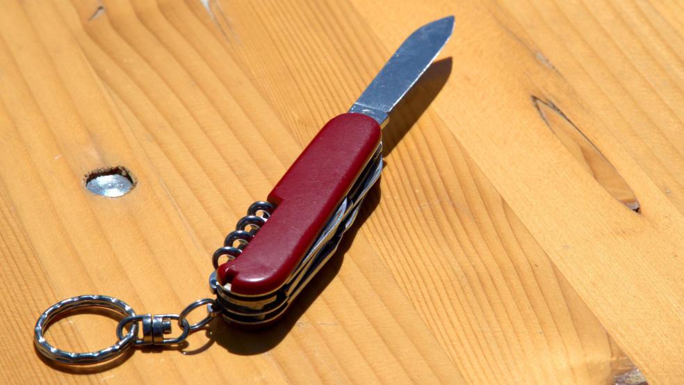 Mit einem Taschenmesser, hier ein Symbolfoto, hat ein 69-Jähriger einen Labrador Retriever so schwer verletzt, dass der Hund kurz darauf starb.  © Foto: Piixabay