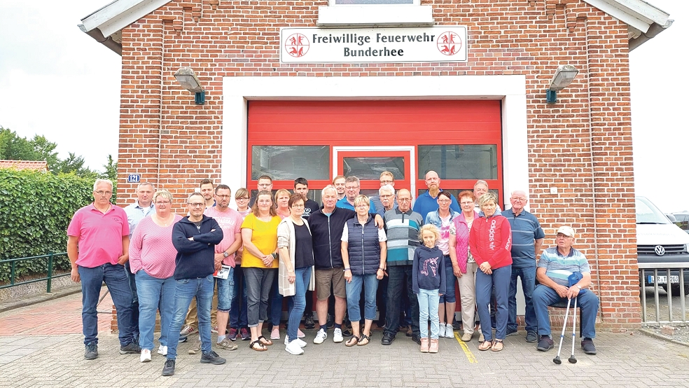 Die Gäste aus Fincken in Mecklenburg-Vorpommern mit ihren Gastgeber der Feuerwehr Bunderhee vor dem Gerätehaus.  © Fotos: privat