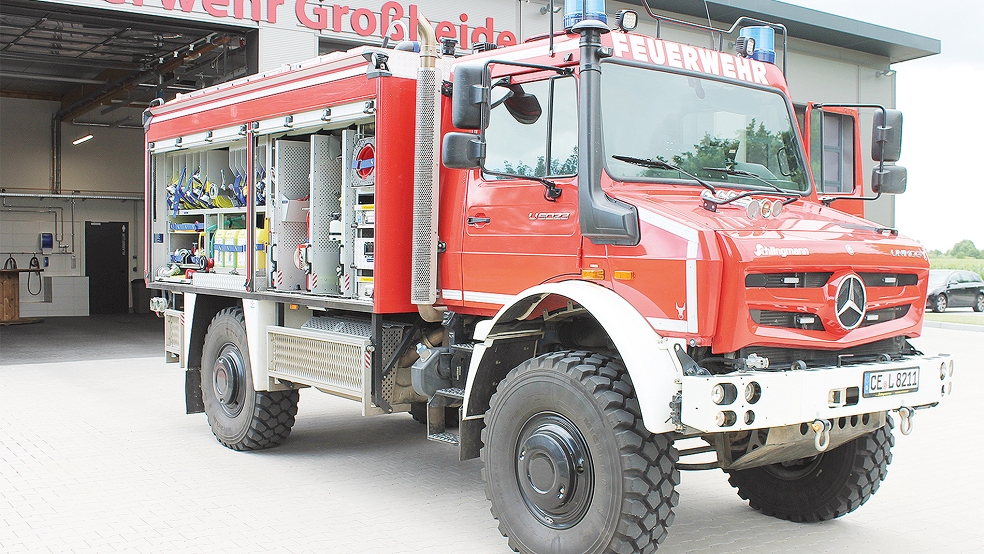 Bei der Feuerwehr in Großheide ist für einige Wochen das Tanklöschfahrzeug (TLF 3000) Wald- und Vegetationsbrand auf einem Unimog stationiert. Nun wird das Fahrzeug von Einsatzkräften auf Herz und Nieren geprüft.  © Foto: Feuerwehr