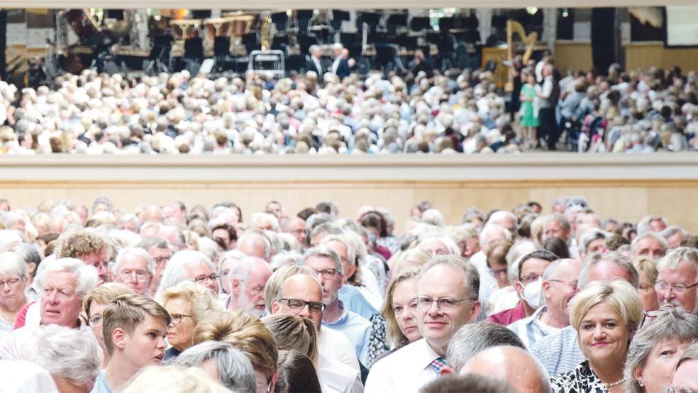 Gespanntes Warten: An die 1300 Besucher saßen dichtgedrängt in der Reiterhalle des Polderhofes, die wieder zum Konzertsaal wurde.  © Fotos: Hanken