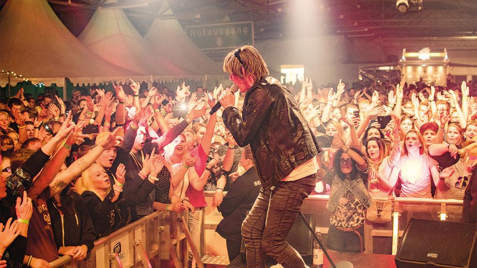 Mickie Krause begeisterte schon 2018 die Besucher der »Rheiderländer Nacht«. Am Samstag kehrt er nach Weener in die Landsburghalle zurück.  © Archivfoto: Bruins