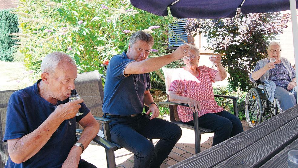 Auf jeden Fall genug trinken: Horst Roth, Geschäftsführer Andreas Cramer, Hanne Bosma und Christa Gossel prosten sich mit Mineralwasser zu.  © Foto: Hoegen