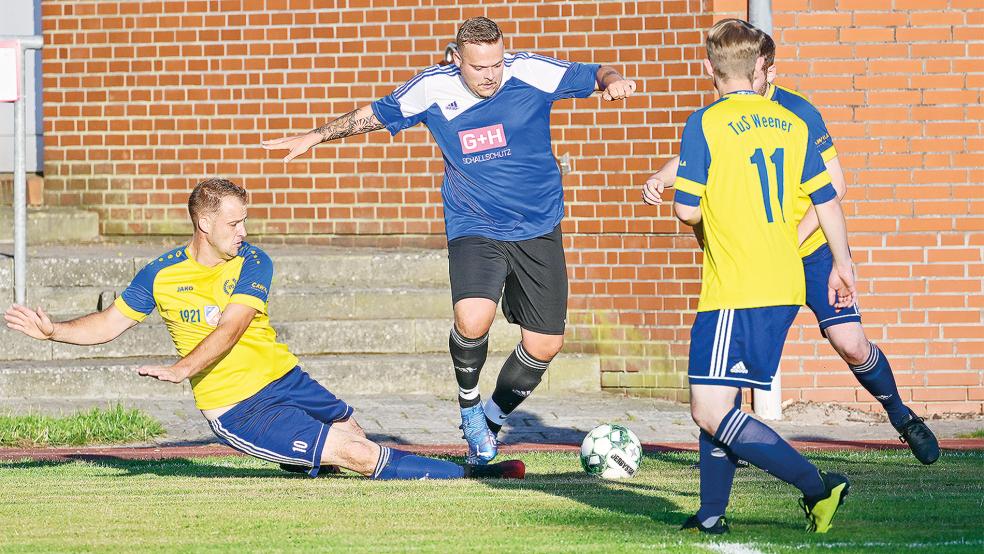 Lukas Kietzmann (blaues Trikot) brachte Holthusen bei der SG Weener II/Heidjer SV II kurz vor Schluss in Führung.  © Foto: Bruins