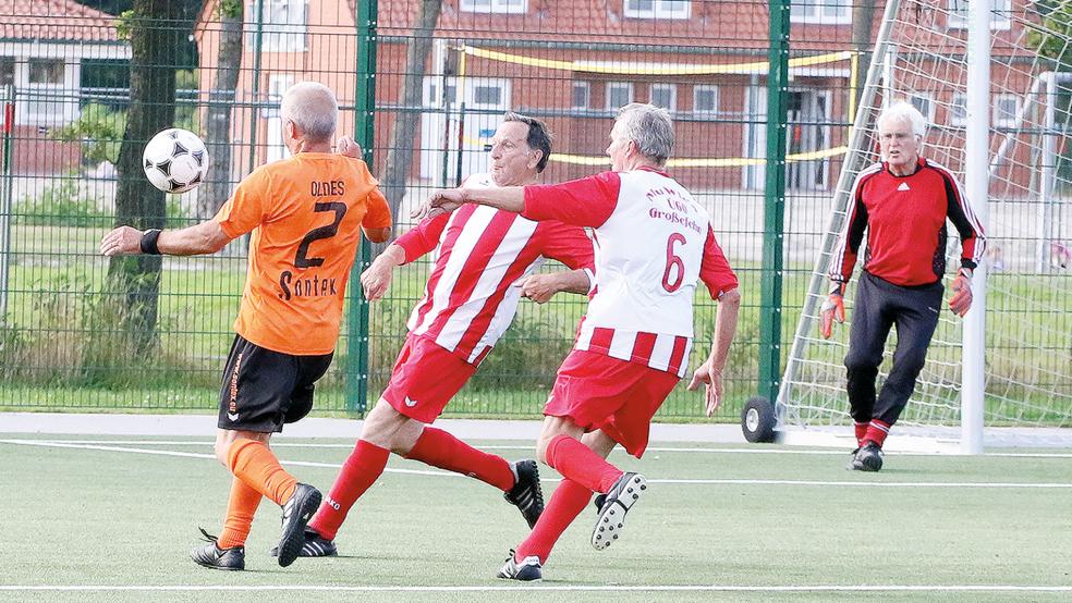 Die U70-Formation (rot-weiße Trikots) bestritt ihr vorletztes Testspiel, bevor sie am 23. August zur WM nach Dänemark fährt.  © Foto: Gronewold/ON