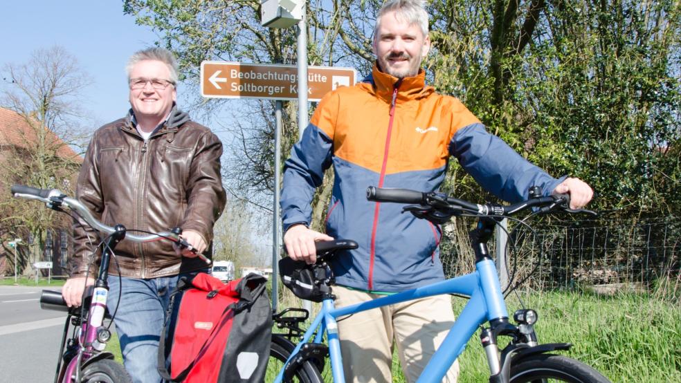 Tragen ihren Teil zur hohen Beliebtheit des Radfahrens im Rheiderland bei: Die »Väter« der Internationalen Dollard Route, Kurt Radtke (links) und Ulrich Schmunkamp. © Hanken