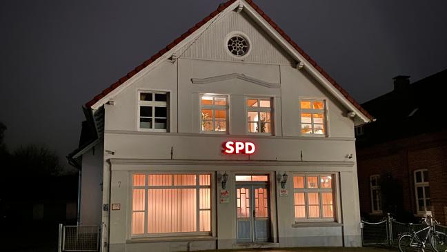 Plakate und Parteibüro beschädigt