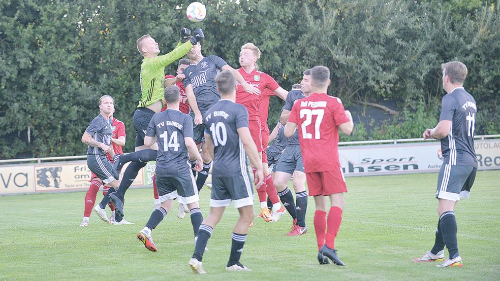 Vor Freund und Feind war Bundes Torhüter Joost Oltrop (grünes Trikot) auch bei diesem Eckstoß am Ball.  © Fotos: Born