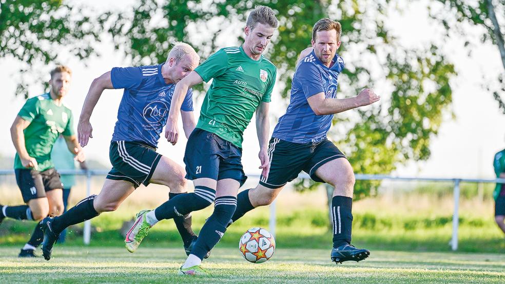 Sebastian Konken (vorne) erzielte zwei Tore für Bingum.  © Foto: Bruins
