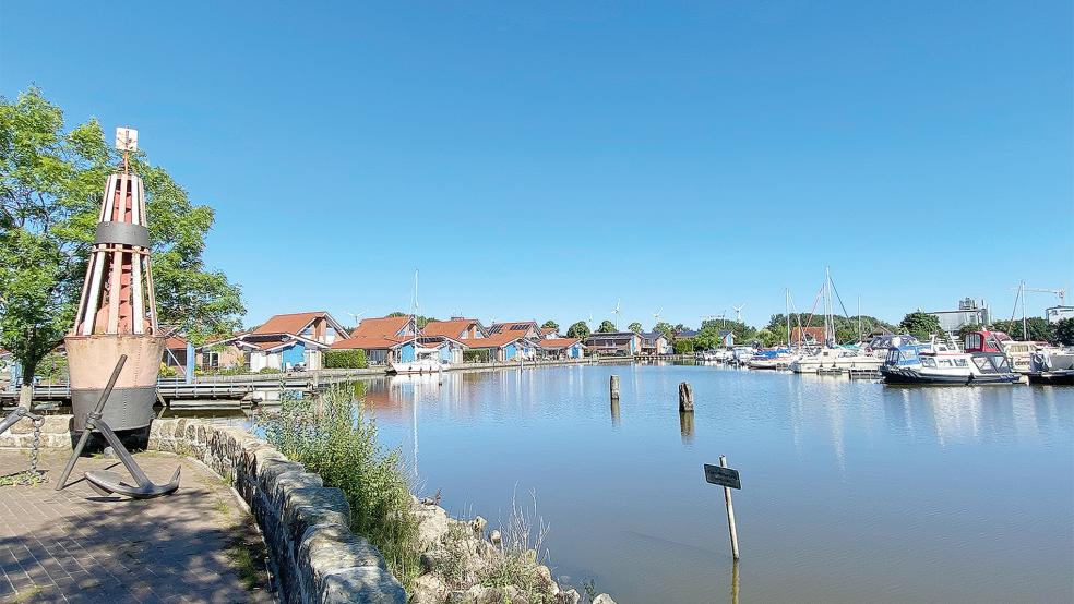 Maritime Idylle am Sportboothafen Weener. Bei der Auslastung an den Liegeplätzen ist noch »Luft«. Allerdings ist die Verschlickung ein großes Handicap.  © Foto: Hanken