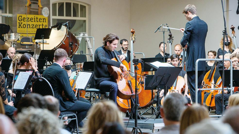 Valentin Radutiu am Cello und die »junge norddeutsche philharmonie« unter der Leitung von Felix Mildenberger gaben das Schlusskonzert in Bunderhee.  © Foto: Schnorrenberg