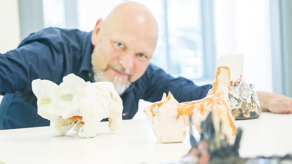 Nicolaus Hippen mit den Arbeiten von Jonathan Meese und Conny Meyer zum Titel »Hänsel und Gretel, Let me in Ruh« im Auricher Kunstpavillon.  © Foto: Banik