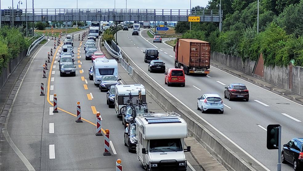 Staus vor dem Emstunnel. In der Ferienzeit ein gewohntes Bild. An der einspurigen Verkehrsführung Richtung Oldenburg wird sich bis November nichts ändern.  © Foto: Wolters