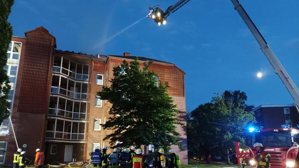 Ein Großaufgebot der Feuerwehr bekämpfte am 8. Juli ein Feuer in einem Mehrfamilienhaus in Emden. Jetzt steht fest: Ein Brandstifter hat das Feuer vosätzlich gelegt.  © Foto: Feuerwehr