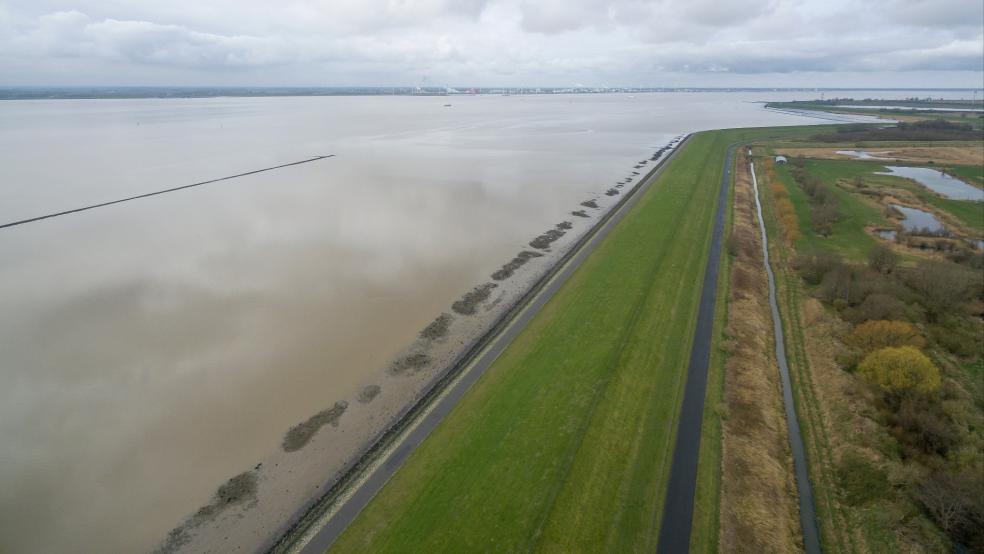 Die jahrelange geplante Vertiefung der Außenems (hier eine Drohnenaufnahme) soll Tempo aufnehmen: Bis Ende dieses Jahres sollen die noch nötigen Planfeststellungsunterlagen vorliegen. © Sina Schuldt (dpa)