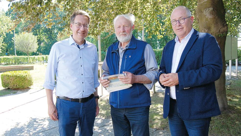 Stefan BIrkner, Fraktionschef der FDP im Landtag (links), kam auf Einladung von FDP-Ratsherr Arnold Venema nach Jemgum und sprach im Rathaus mit Bürgermeister Hans-Peter Heikens (rechts).  © Foto: Hoegen