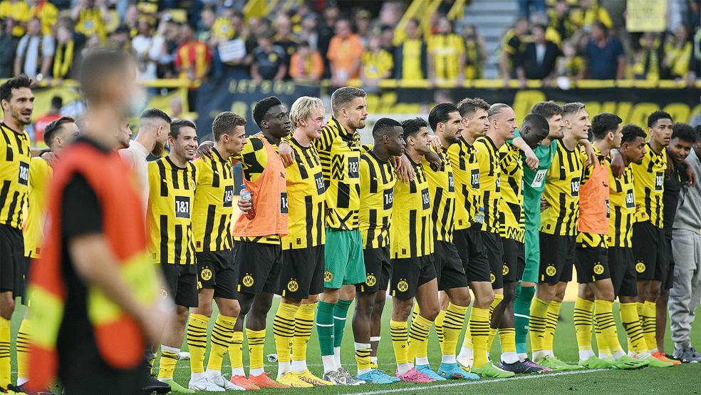 Signierte Trikots von Borussia Dortmund werden versteigert. Der Erlös geht an die Hinterbliebenen des verstorbenen Spielers des FC Brookmerland.  © Foto: dpa 