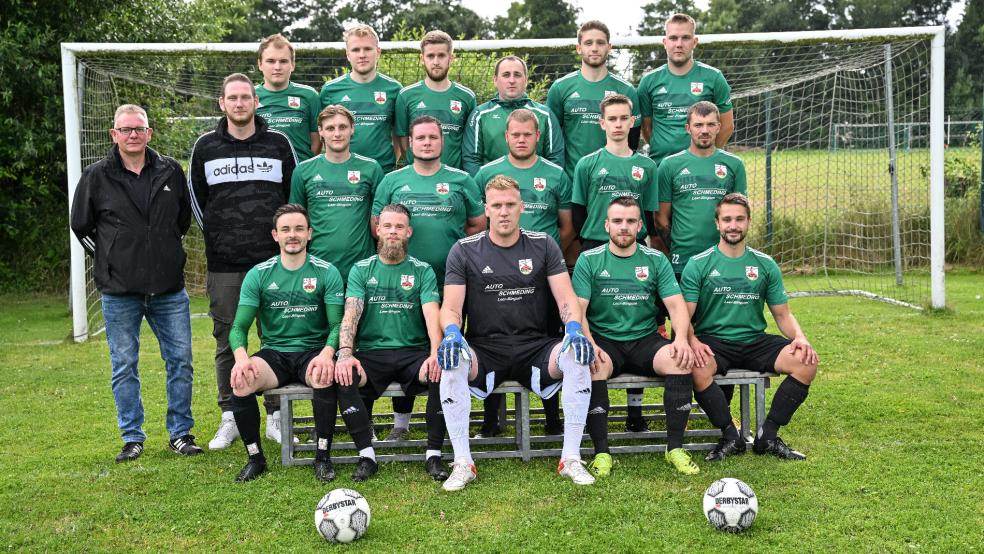 Die 1. Herren des BSV Bingum in der Saison 22/23. Obere Reihe von links: Tobias Weber, Luca Cordes, Guido Kloppenburg, Leonid Lang, Matthis Jansen und Oscar Zechner. Mittlere Reihe von links: Trainer Lutz Ammersken, Timo Dirksen, Hendrik Beekmann Marcel Wilbers, Nico Krawietz, Niklas Ammersken und Dennis Hinders, Untere Reihe von links: Kai Wilken, Dennis van der Wall, Timo Bosma, Reent Groeneveld und Jannes Klinkenborg. Es fehlen: Sebastian Konken, Steffen Sonnenberg, Sigurd Hopkes, Florian Mühlenbrock, Tom Benkendorf, Matthes Mohr, Ingo Striek, Kai Penning, Joost Bakker, Jason Gerdes und Jörn Vogelsang. © Bruins