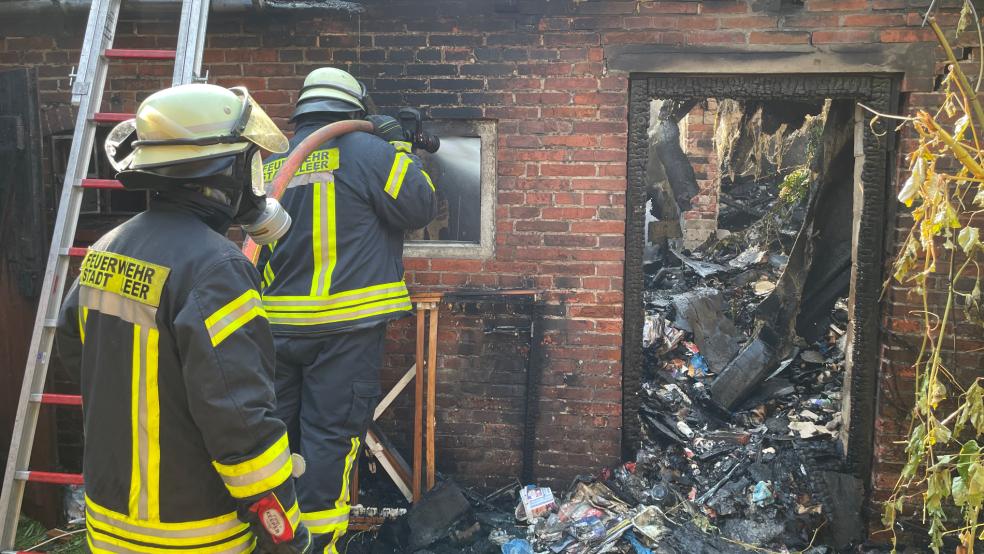 In Leer stand am Samstagnachmittag ein Schuppen in Vollbrand. © Feuerwehr