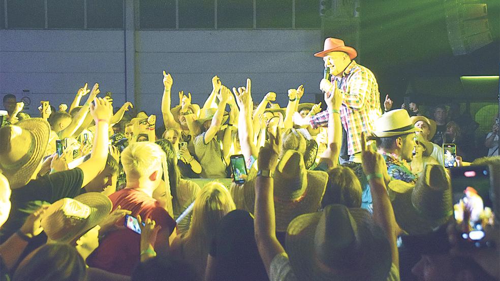 »Are you ready to Party?« Kaum stand Markus Becker auf der Bühne und stimmte den »Bierkapitän« an, gab es für die Leute kein Halten mehr.  © Foto: Himstedt