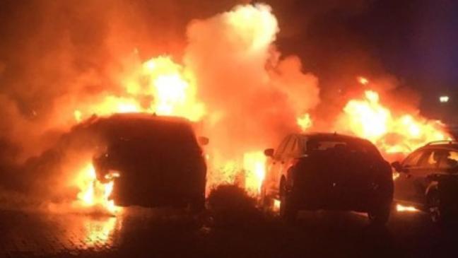 Flammeninferno auf Parkplatz