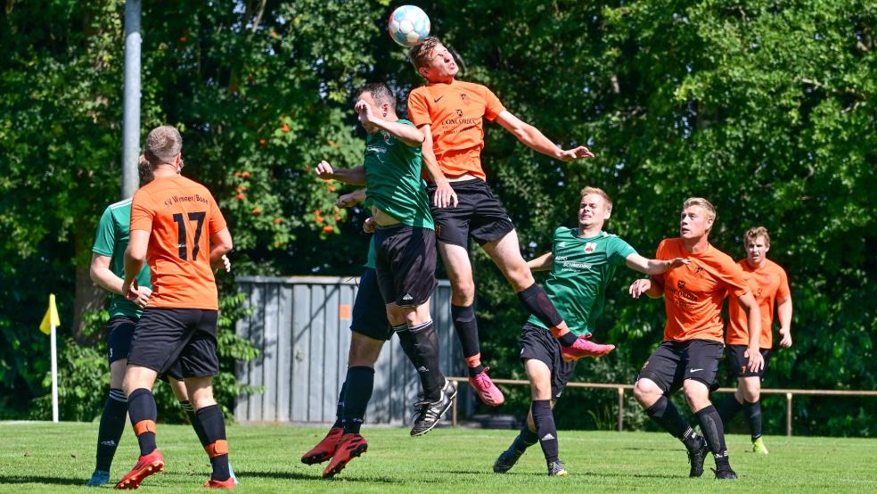 Wymeer-Boen (orange Trikots) behielt gegen den BSV Bingum deutlich die Oberhand.  © Foto: Bruins