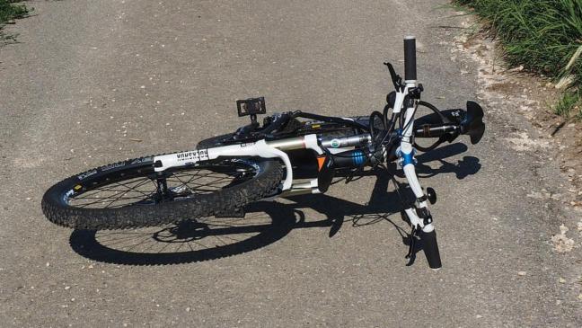 Mit Fahrrad gegen den Baum