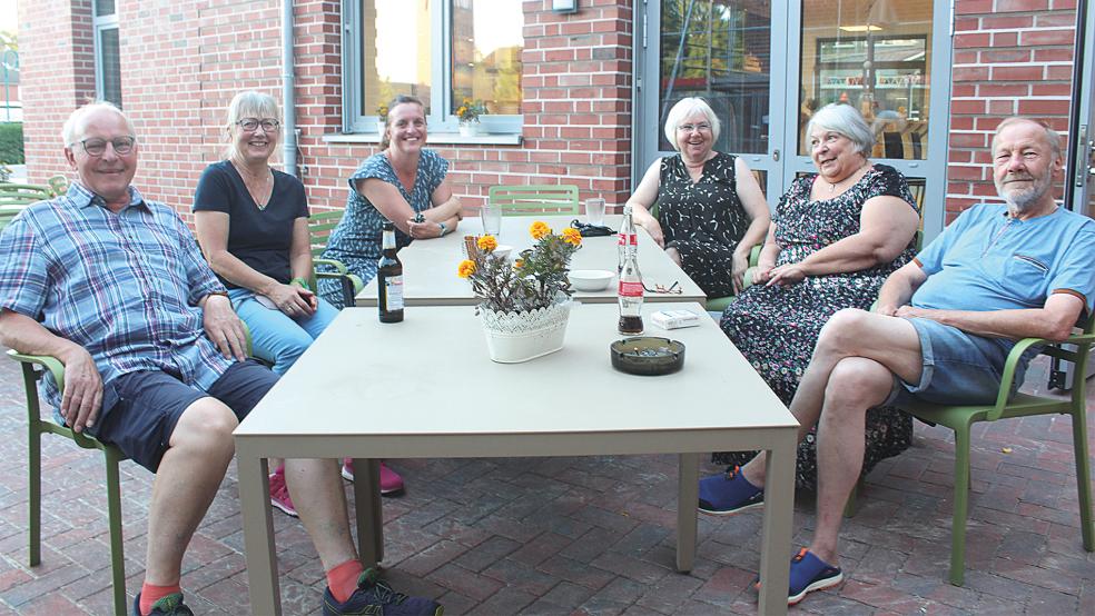 Freuen sich über neue Gesichter beim Bunder-Neubürger-Treff: Reinhold und Brigitte Fastabend (von links), Anne Miksiunias und Karin May vom Familienzentrum sowie Ute und Uwe Pleuger.  © Foto: Berents