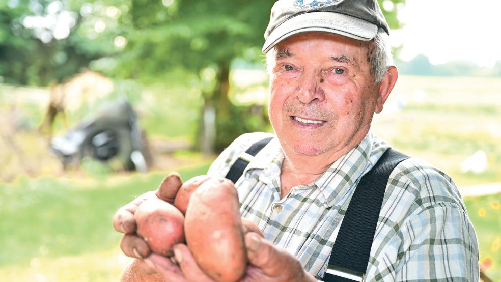Stolz präsentiert Otto Siemens seine Kartoffeln. In diesem Jahr war die Ernte besonders gut.  © Foto: Bruins