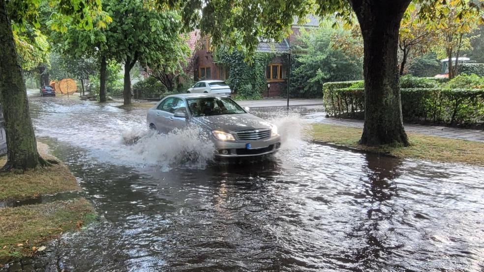 Auch im Conrebbersweg in Leer hieß es "Land unter". © Wolters
