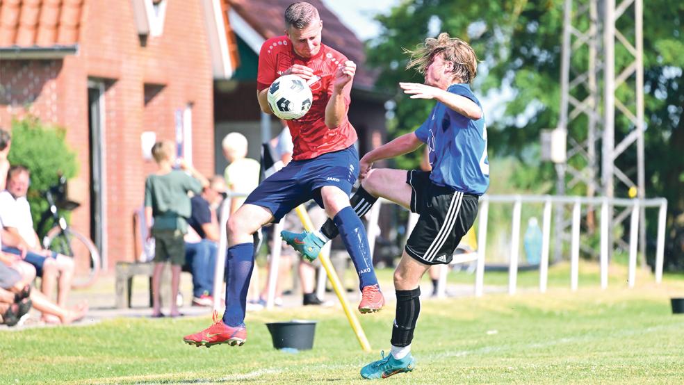 Meist einen Schritt eher am Ball waren die rotgekleideten Brinkumer beim Spiel gegen die SG Ditzumerverlaat/Ditzum.  © Foto: Bruins