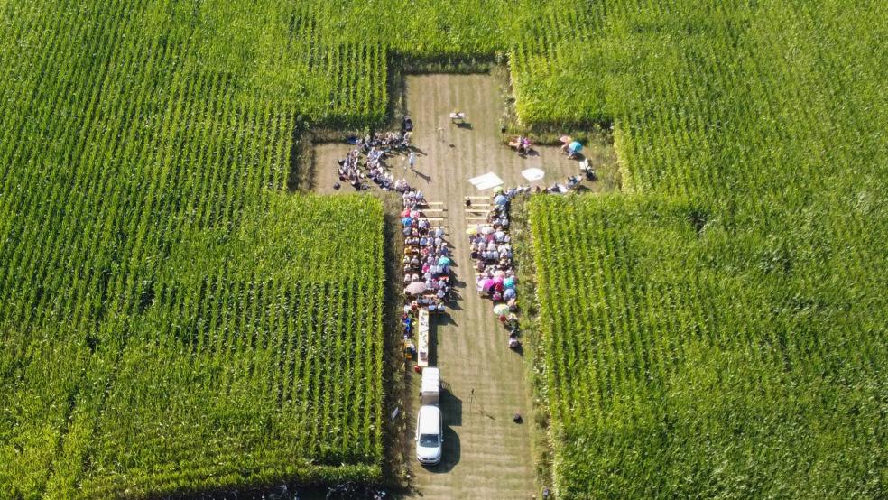 In diesem Ackerkreuz wurde am Sonntag in Wymeer zum zweiten Mal Gottesdienst gefeiert. © Foto: Bruins