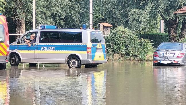 Mercedes steht am Jemgumer Hafen im Wasser