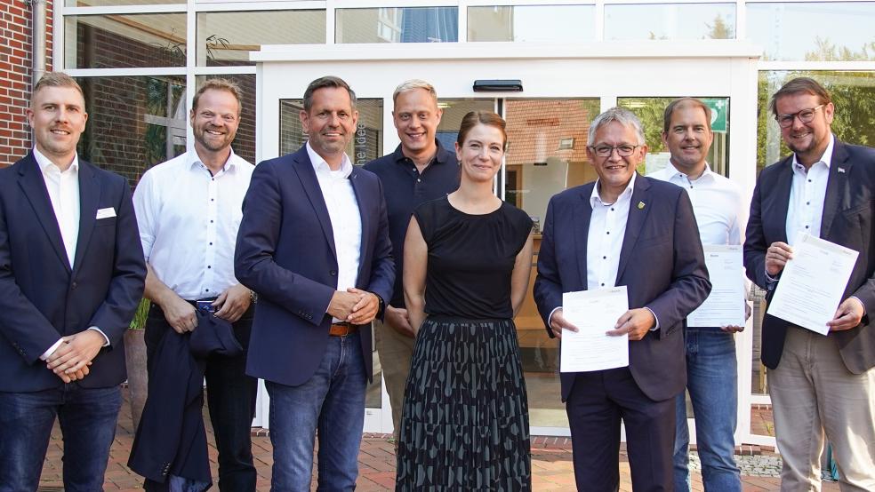 Bringen den Wasserstoffstandort Ostfriesland voran: Jan-Hermann Becker (Landkreis Wittmund, von links), Landtagsabgeordneter Matthias Ahrends, der niedersächsische Minister für Umwelt- und Klimaschutz, Olaf Lies, Landtagsabgeordneter Wiard Siebels, Birte Ricklefs (zukünftige Wasserstoffmanagerin für H2-Ostfriesland), der Landrat des Landkreises Aurich, Olaf Meinen, Prof. Dr. Sven Steinigeweg (HS Emden/Leer) und der Oberbürgermeister der Stadt Emden, Tim Kruithoff.  © Foto: Landkreis Aurich