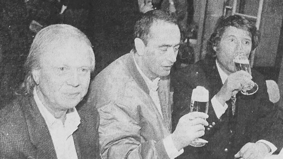 Gipfeltreffen auf der Aftershow-Party von »Wetten, dass?« im Oktober 1993 in Emden: Erfolgs-Regisseur Wolfgang Petersen (links) mit Produzent Bernd Eichinger und Musiker Udo Jürgens. Nun leben alle drei nicht mehr.  © Archivfoto: Hanken