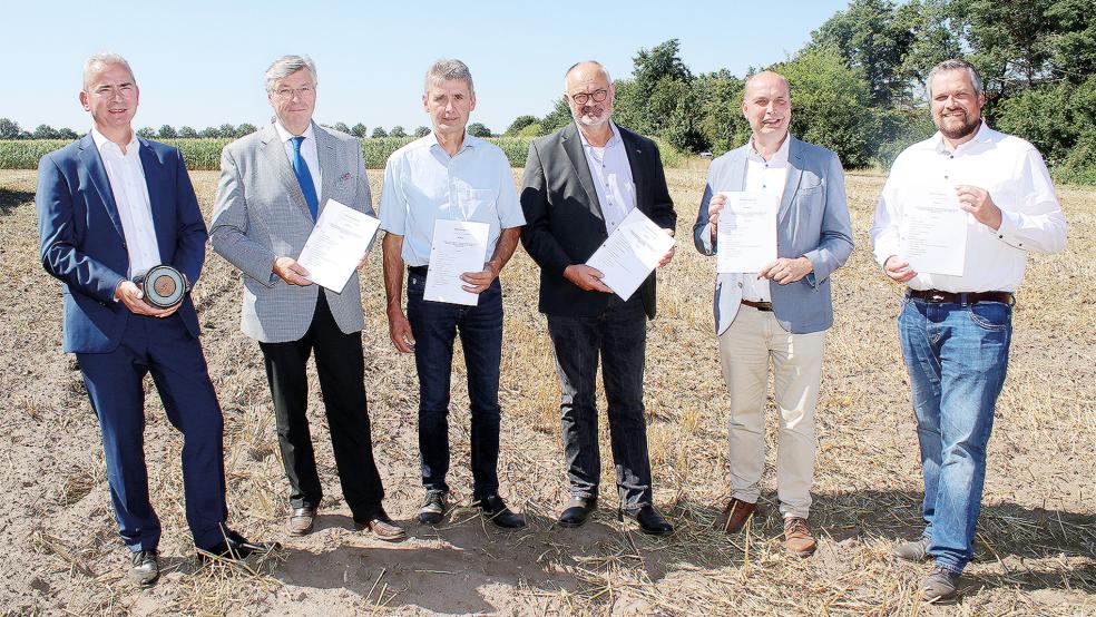 Präsentierten die Rahmenvereinbarung: Von links Peter Barth (Geschäftsführer Amprion Offshore GmbH), Bernhard Conzen (Präsident Rheinischer Landwirtschafts-Verband), Henner Braach (Vizepräsident Westfälisch-Lippischer Landwirtschaftsverband), Georg Meiners (Präsident Vereinigung des Emsländischen Landvolkes), Manfred Tannen (Präsident Landwirtschaftlicher Hauptverein für Ostfriesland) und Klaus Wewering (Leiter Netzprojekte und Prokurist Amprion GmbH).  © Foto: Stephan Wolfert