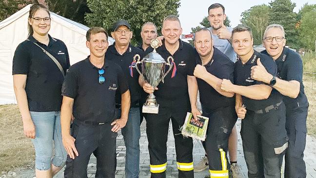 Zwei Pokale für Jemgumer Feuerwehr