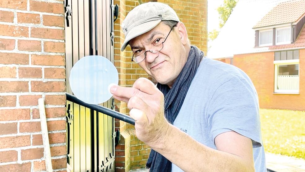 An Ort und Stelle schneidet Kunstglaser Markus Timme die Scheiben zurecht.  © Foto: privat