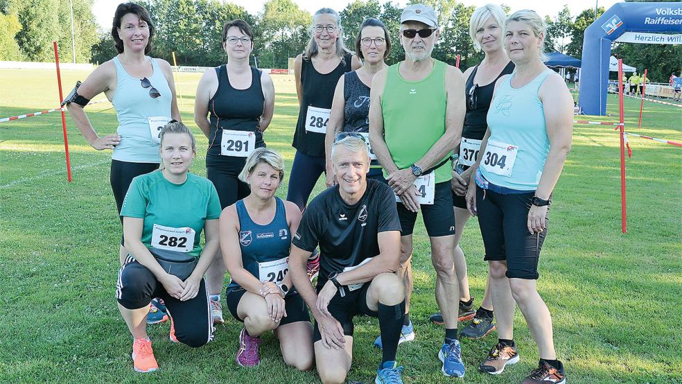 Waren beim Müggenmarktlauf in Jemgum aktiv: Kerstin Lüürsen (obere Reihe von links), Marianne Huisinga, Johanna Schmidt, Heidi Meints, Wilfried Franzen, Ute Schmidt und Elke Harms sowie Mareike Scheffer (unten von links), Karin Jelen und Richard Hartema. Es fehlen Stephan Steenhardt und Diether Sanders auf dem Bild. Sie nahmen auch in Jemgum teil.  © Foto: Ammermann