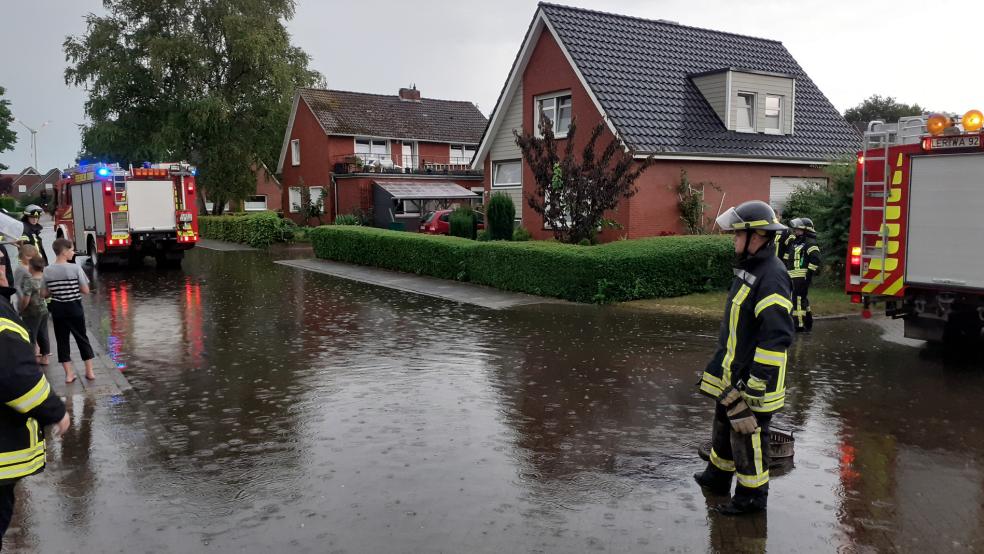 Mehrere Straßen im Bereich Weidenstraße waren gestern nach dem Starkregen überflutet. Die Feuerwehr öffnete die Gullis und sorgte damit dafür, dass das Wasser schnell abfließen konnte.  © Fotos: Berents
