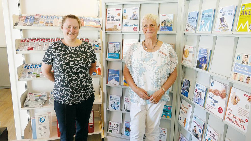 Schauen immer ganz genau hin: Karin Itzen (rechts) und Mareke Eilers von der Verbraucherzentrale Ostfriesland.  © Foto: Jürgens